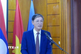 Đại biện lâm thời Đại sứ quán Việt Nam tại Lào Phan Minh Chiến phát biểu tại họp báo. (Ảnh: Xuân Tú/TTXVN)