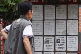 Một người dân đang xem tin tuyển dụng tại trung tâm giới thiệu việc làm ở Daerim-dong, Guro-gu, Seoul. (Ảnh: Yonhap)