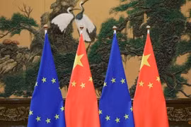 Cờ Liên minh châu Âu và cờ Trung Quốc tại Hội nghị thượng đỉnh Trung Quốc-EU ở Bắc Kinh, Trung Quốc tháng 7/2016. (Ảnh: Reuters)