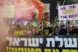 Người dân Israel mang theo ápphích có hình con tin trong cuộc biểu tình chống chính phủ kêu gọi chấm dứt chiến tranh ở Gaza. (Nguồn: AFP)