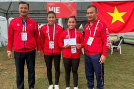 Huy chương Vàng đầu tiên của Đoàn Thể thao Việt Nam - bộ đôi Nguyễn Thị Hương và Diệp Thị Hương nhận thưởng nóng từ Trưởng đoàn. (Ảnh: Báo Nhân dân)