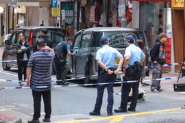 Cảnh sát Hong Kong làm nhiệm vụ tại hiện trường. (Ảnh: SCMP)