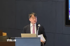 Ông Park Young Jun, giáo sư tại Đại học Quốc phòng Hàn Quốc phát biểu tại hội thảo. (Ảnh: Đức Thắng/TTXVN)