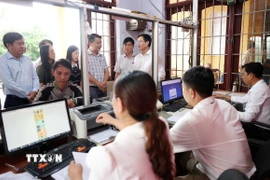 Đoàn công tác của tỉnh Đắk Lắk kiểm tra công tác vận hành thử nghiệm mô hình hoạt động chính quyền địa phương cấp xã (mới) tại xã Phú Xuân. (Ảnh: Hoài Thu/TTXVN)