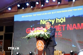 Phó Giám đốc Trung tâm Triển lãm văn hóa nghệ thuật Việt Nam (Bộ Văn hóa, Thể thao và Du lịch) Trần Quang Vinh phát biểu khai mạc Ngày hội. (Ảnh: Hoài Thu/TTXVN)