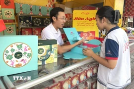 Người tiêu dùng tin chọn mua bánh Trung thu từ các thương hiệu uy tín, thay vì bánh trôi nổi. (Ảnh: Hương Giang/TTXVN)