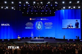 Tổng cục trưởng Cảnh sát Liên bang Brazil Andrei Augusto Passos Rodrigues ký Công ước của Liên hợp quốc về Chống tội phạm mạng. (Ảnh: Tuấn Anh/TTXVN)