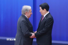 Chủ tịch nước Lương Cường đón Tổng Thư ký Liên hợp quốc António Guterres dự Lễ mở ký Công ước Hà Nội. (Ảnh: Phạm Kiên/TTXVN)