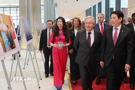 Chủ tịch nước Lương Cường và Tổng Thư ký Liên hợp quốc António Guterres cùng các Trưởng đoàn xem trưng bày ảnh do Thông tấn xã Việt Nam thực hiện. (Ảnh: Lâm Khánh/TTXVN)