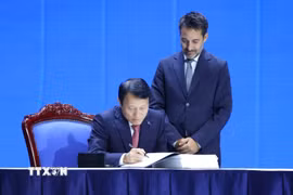 Bộ trưởng Công an Việt Nam Lương Tam Quang ký Công ước của Liên hợp quốc về Chống tội phạm mạng. (Ảnh: Phạm Kiên/TTXVN)