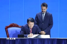 Bộ trưởng Công an Việt Nam Lương Tam Quang ký Công ước của Liên hợp quốc về Chống tội phạm mạng. (Ảnh: Phạm Kiên/TTXVN)