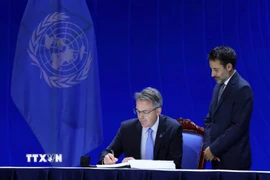 Đại diện Liên minh Châu Âu ký Công ước của Liên hợp quốc về Chống tội phạm mạng. (Ảnh: Phạm Kiên/TTXVN)