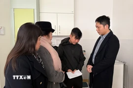 Tham tán Vũ Sơn Tùng (ngoài cùng, bên phải) thăm hỏi và động viên anh Nguyễn Hồng K. (Ảnh: Thu Hằng/TTXVN)