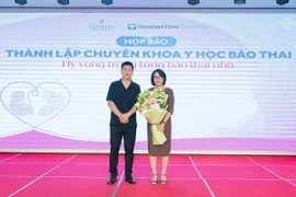 Gia đình chị Trịnh Linh Chi-anh Vũ Xuân Linh tặng hoa cám ơn Thạc sỹ-bác sỹ Đinh Thị Hiền Lê trong họp báo thành lập chuyên khoa y học bào thai.