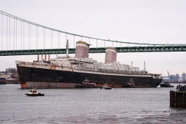 Tàu SS United States sẽ được đánh chìm để tạo rạn san hô nhân tạo. (Ảnh AP)