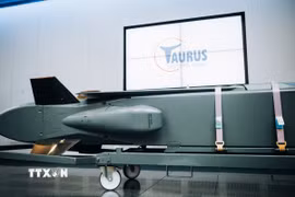 Tên lửa hành trình Taurus được trưng bày tại cơ sở sản xuất tên lửa ở Schrobenhausen, miền Nam Đức ngày 5/3/2024. (Ảnh: AFP/TTXVN)