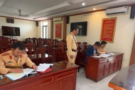 Lực lượng chức năng làm việc với người vi phạm. (Ảnh: Cục CSGT)