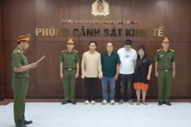 Nữ Giám đốc Trần Minh Thư cùng các nhân viên bị bắt giữ. (Ảnh: Công an Thành phố Hồ Chí Minh)