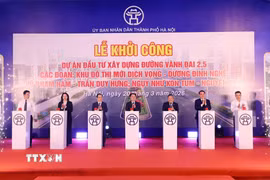 Các đại biểu thực hiện nghi thức khởi công dự án xây dựng đường vành đai 2.5. (Ảnh: Văn Điệp/TTXVN)
