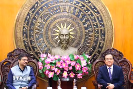 Ông Nguyễn Hồng Thanh, Phó Chủ tịch thường trực UBND tỉnh Tây Ninh và ông Vipra Pandey, Tổng Lãnh sự Ấn Độ tại Thành phố Hồ Chí Minh, trao đổi thông tin hợp tác. (Ảnh: Thanh Bình/TTXVN)