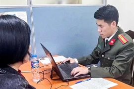 Phòng an ninh mạng và phòng, chống tội phạm sử dụng công nghệ cao, lập hồ sơ xử phạt người phụ nữ vi phạm. (Ảnh: Công an cung cấp)