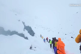 Lực lượng cứu hộ giải cứu các nhà leo núi mắc kẹt sau trận bão tuyết. (Nguồn: Reuters)