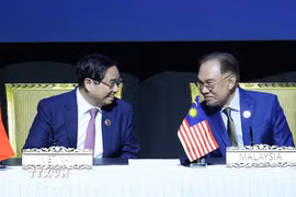Thủ tướng Phạm Minh Chính và Thủ tướng Malaysia Anwar Ibrahim tại Lễ ký kết Tuyên bố Kuala Lumpur “ASEAN 2045: Tương lai chung của chúng ta". (Ảnh: Dương Giang/TTXVN)