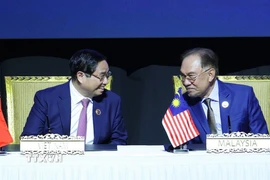 Thủ tướng Phạm Minh Chính và Thủ tướng Malaysia Anwar Ibrahim tại Lễ ký kết Tuyên bố Kuala Lumpur “ASEAN 2045: Tương lai chung của chúng ta". (Ảnh: Dương Giang/TTXVN)