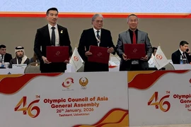 Ông Vath Chamroeun, Tổng thư ký Ủy ban Olympic Quốc gia Campuchia và ông Seng Vannak, Phó Thống đốc Phnom Penh, đã ký hợp đồng đăng cai Đại hội Thể thao Thanh niên châu Á lần thứ 5 năm 2031 với ông Timothy Fox, Chủ tịch lâm thời của Hội đồng Olympic. (Ảnh: Olympic Campuchia)
