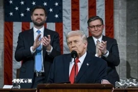 Tổng thống Mỹ Donald Trump (giữa) trình bày Thông điệp liên bang tại Tòa nhà Quốc hội ở Washington DC., ngày 24/2/2026. (Ảnh: Kyodo/TTXVN)