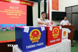 Cử tri bỏ phiếu bầu tại Khu vực bỏ phiếu số 1 (Hải đoàn 129 Hải quân). (Ảnh: Đoàn Mạnh Dương/TTXVN)