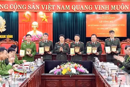 Trao quyết định và Kỷ niệm chương cho các cán bộ Công an Nam Định xung phong nghỉ hưu trước tuổi. (Ảnh: Thái Thuần/TTXVN)