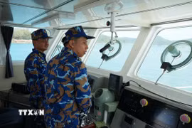 Cán bộ, chiến sỹ Trạm kiểm soát Biên phòng Rạch Đầm, Đồn Biên phòng cửa khẩu An Thới (Ban Chỉ huy Bộ đội Biên phòng An Giang) tuần tra, kiểm soát chống IUU trên khu vực biển Phú Quốc. (Ảnh: Lê Huy Hải/TTXVN)