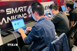 Các kỹ sư công nghệ tham gia diễn tập an ninh mạng lĩnh vực tài chính, ngân hàng. (Ảnh: Ngọc Bích/TTXVN)