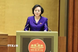 Bộ trưởng Bộ Nội vụ Phạm Thị Thanh Trà trình bày Tờ trình dự án Luật Viên chức (sửa đổi). (Ảnh: Minh Đức/TTXVN)