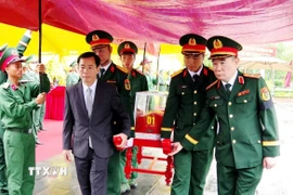 Lễ viếng, truy điệu và an táng 34 hài cốt liệt sỹ tại Nghĩa trang Liệt sỹ phường Quảng Trị, tỉnh Quảng Trị. (Ảnh: Võ Dung/TTXVN)