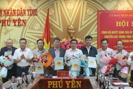 Ông Đào Mỹ, Phó Chủ tịch UBND tỉnh Phú Yên (thứ ba, trái) trao quyết định cho lãnh đạo UBND các huyện, thị xã, thành phố. (Ảnh: TTXVN phát)