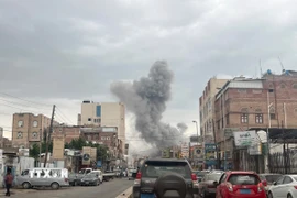 Khói bốc lên sau cuộc không kích của Israel tại Sanaa, Yemen, ngày 10/9/2025. (Ảnh: THX/TTXVN)
