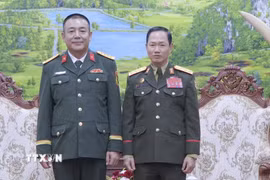 Đại tá Phan Hữu Thắng, Tùy viên Quốc phòng Việt Nam tại Lào, tới chào ra mắt chính thức Thượng tướng Khamlieng Outhakaysone, Bộ trưởng Quốc phòng Lào. (Ảnh: Đỗ Bá Thành/TTXVN)