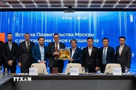 Các đại biểu hai nước chụp ảnh chung. (Ảnh: TTXVN phát)