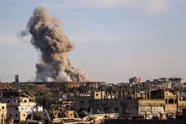 Khói bốc lên sau cuộc không kích của Israel tại Gaza. (Ảnh: THX/TTXVN)