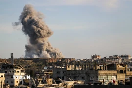 Khói bốc lên sau cuộc không kích của Israel tại Gaza. (Ảnh: THX/TTXVN)