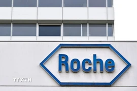 Biểu tượng của Hãng dược phẩm Roche tại trụ sở ở Basel, Thụy Sĩ. (Ảnh: AFP/TTXVN)