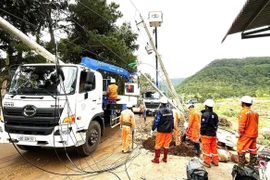 Lực lượng xung kích ngày đêm khắc phục sự cố lưới điện hư hỏng do thiên tai.