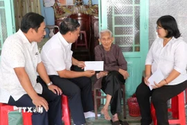 Lãnh đạo Đảng ủy, HĐND, UBND, Ủy ban MTTQ Việt Nam phường Phú Lợi trao quà tặng của Đảng, Nhà nước nhân dịp chào mừng Đại hội đại biểu toàn quốc lần thứ XIV của Đảng và Tết Nguyên đán Bính Ngọ năm 2026, cho người được thụ hưởng tại nhà. (Ảnh: Huyền Trang/TTXVN)