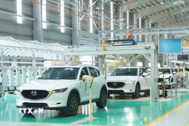 Dây chuyền lắp ráp ôtô du lịch tại nhà máy của Công ty Cổ phần Ôtô Trường Hải (Thaco) trong Khu kinh tế mở Chu Lai, Đà Nẵng. (Ảnh: TTXVN)