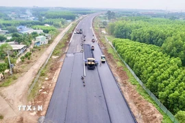 Thảm nhựa cao tốc Biên Hòa-Vũng Tàu đoạn qua Đồng Nai.(Ảnh: Công Phong/TTXVN)