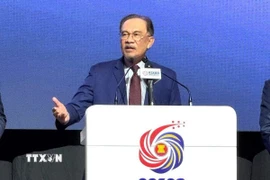 Thủ tướng Malaysia Anwar Ibrahim tại cuộc họp báo kết thúc Hội nghị. (Ảnh: Viên Luyến/TTXVN)