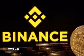 Đồng tiền điện tử Bitcoin và biểu tượng Binance. (Ảnh: Reuters/TTXVN)