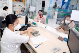 Khách hàng giao dịch tại VPBank. (Ảnh: Trần Việt/TTXVN)